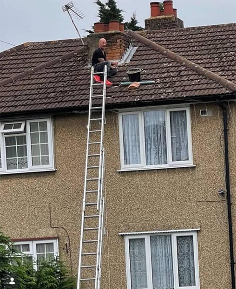 <p><strong>Bir zamanlar b&uuml;y&uuml;k bir hayal yaşadığını ancak artık o g&uuml;nlerin geride kaldığını s&ouml;yleyen Hendy, her ne kadar mutlu olsa da&nbsp; "Bir evim bile yok. Arkadaşlarım l&uuml;ks arabaların direksiyonunda otururken ben eski p&uuml;sk&uuml; bir &ccedil;atı kaplama kamyonu kullanıyorum." ifadelerini kullanmıştı.</strong></p>
