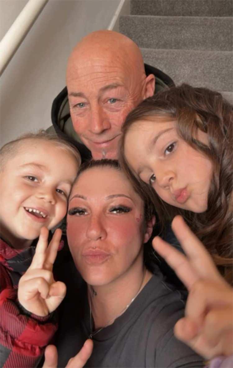 <p><strong>Durumundan şikayet&ccedil;i olmadığını s&ouml;yleyen ve &ouml;nemli olan "kendine gelmek ve hayatta ayakta durabilmek." diyen yıldız isim, İngiliz Daily Mail gazetesine verdiği deme&ccedil;te dikkat &ccedil;eken a&ccedil;ıklamalarda bulunmuştu.</strong></p>
