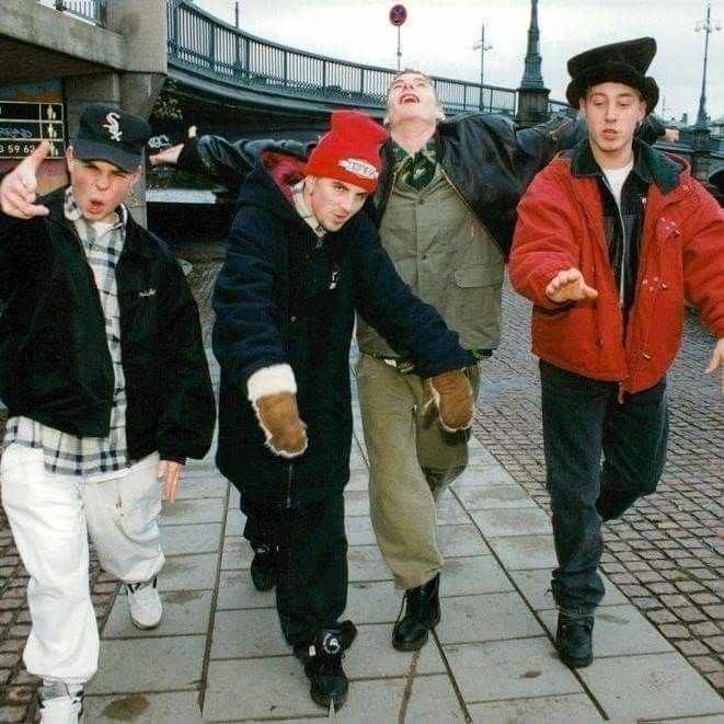 <p><strong>M&uuml;zik d&uuml;nyasına veda eden ve eşi Nina ve 3 &ccedil;ocuğuyla m&uuml;tevazı bir hayat se&ccedil;en &uuml;nl&uuml; yıldız, &ccedil;atı ustası olarak ge&ccedil;imini sağlıyor.</strong></p>
