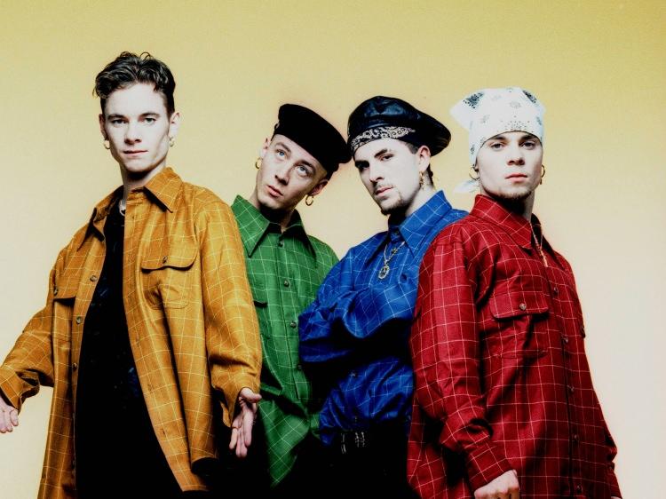 <p><strong>T&uuml;m d&uuml;nyada hit olan "Stay Another Day" şarkısıyla b&uuml;y&uuml;k bir &uuml;ne kavuşan m&uuml;zik grubu 'East 17'in &uuml;yelerinden John Hendy, yıllar sonra ortaya &ccedil;ıktı.</strong></p>
