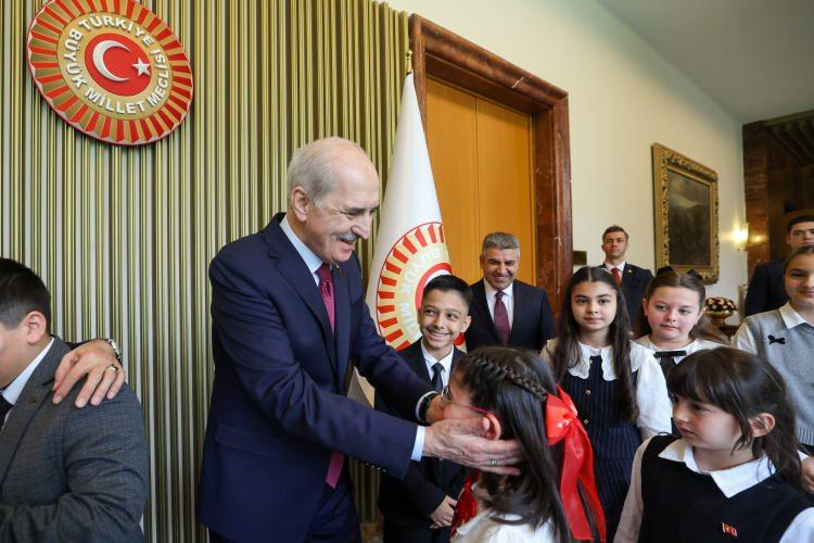 <p>TBMM Başkanı Numan&nbsp;Kurtulmuş, TBMM Başkanlığı Divan Salonu'nda, Milli Eğitim Bakanı Yusuf Tekin ile &ccedil;eşitli okullardan gelen &ouml;ğrenci ve &ouml;ğretmenleri, 23 Nisan Ulusal Egemenlik ve &Ccedil;ocuk Bayramı kutlamaları kapsamında kabul etti.</p>

<p>&nbsp;</p>
