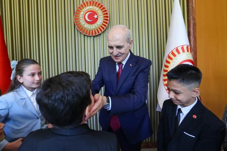 <p>23 Nisan Ulusal Egemenlik ve &Ccedil;ocuk Bayramı'nı kutlayan Kurtulmuş, &ccedil;ocukları&nbsp;TBMM'de ağırlamaktan duyduğu memnuniyeti dile getirdi.</p>
