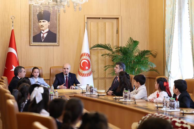 <p>Meclis bah&ccedil;esini 23 Nisan dolayısıyla &ccedil;ocuklara a&ccedil;tıklarını ve bir hafta boyunca kapsamlı kutlamalara ev sahipliği yapmayı s&uuml;rd&uuml;rd&uuml;klerini ifade eden Kurtulmuş, bu hafta dolayısıyla ger&ccedil;ekleştirilen t&uuml;m programların, &ccedil;ocuklara bir hedef yaklaşımı vereceğine inandığını s&ouml;yledi.</p>

