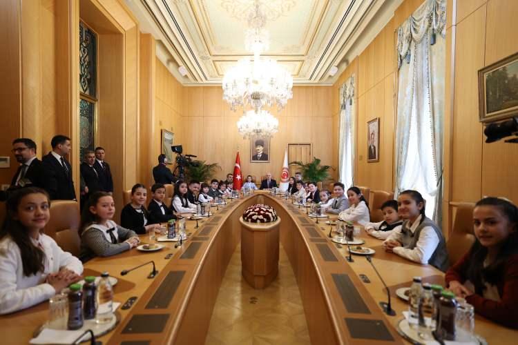 <p>23 Nisan Ulusal Egemenlik ve &Ccedil;ocuk Bayramı&rsquo;nda, ulusal egemenliğin &ouml;neminin bir kez daha hatırlandığını ifade eden Kurtulmuş, &ccedil;ocuk bayramıyla da gelecek nesillerin iyi yetiştirilmesi konusunda T&uuml;rk milletinin hassasiyetinin b&uuml;t&uuml;n d&uuml;nyaya bir kez daha hatırlatıldığını kaydetti.</p>
