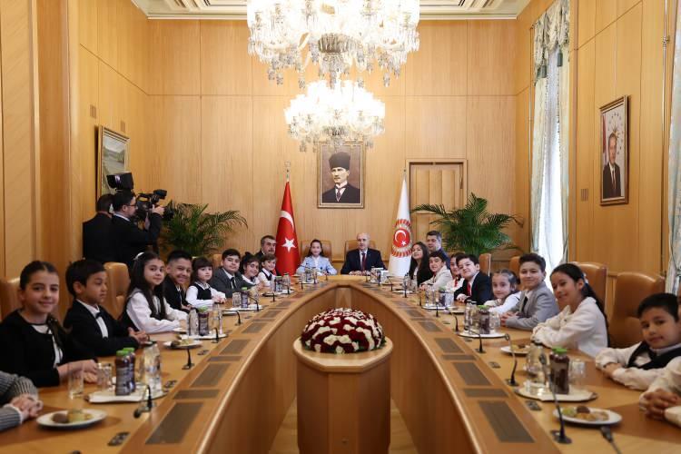 <p>Bu bayramın &ccedil;ocuklarla ilgili kısmının &ccedil;ok iyi kavranması gerektiğinin altını &ccedil;izen Kurtulmuş,<strong><em> "İnşallah sizlerin aranızdan, T&uuml;rkiye'de şu anda sizin akranınız olan &ccedil;ocuklarımız arasından da &ccedil;ok nitelikli insanlar yetişecek, bilim insanları, hukuk&ccedil;ular, doktorlar, sanat&ccedil;ılar, sporcular, siyaset&ccedil;iler, &uuml;lkeyi y&ouml;neten insanlar yetişecek. Dolayısıyla b&uuml;y&uuml;k ve g&uuml;&ccedil;l&uuml; T&uuml;rkiye'den bahsediyorsak aslında bunun ilk şartı, ger&ccedil;ekten g&uuml;&ccedil;l&uuml; bir gen&ccedil;lik, g&uuml;&ccedil;l&uuml; bir &ccedil;ocukluk neslini yetiştirmektir. Bunun i&ccedil;in sizlerin burada varlığınız bizim i&ccedil;in de gelecek i&ccedil;in bir teminattır."</em></strong> dedi.</p>
