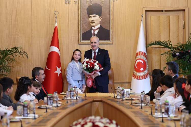 <p>TBMM&nbsp;Başkanlık Divanı &uuml;yesi ve AK Parti Afyonkarahisar Milletvekili İbrahim Yurdunuseven'in 46 yıl &ouml;nce &ccedil;ocukken Meclis'te &ccedil;ocuk oturumuna katıldığını ifade eden Kurtulmuş, <strong><em>"&Uuml;lkenin geleceği sizsiniz. Sorumluluk sizde olacak. &Uuml;lkenin geleceğini kurmak g&ouml;revi sizde olacak. Hepinize kişisel hayatınızda &uuml;st&uuml;n başarılar diliyorum, Allah ufkunuzu aydınlık eylesin, Allah sizlere &ccedil;ok g&uuml;zel eğitim almak ve sonraki yıllarınızda iyi kariyerler ger&ccedil;ekleştirme imkanını sağlasın."</em></strong> değerlendirmelerinde bulundu.</p>
