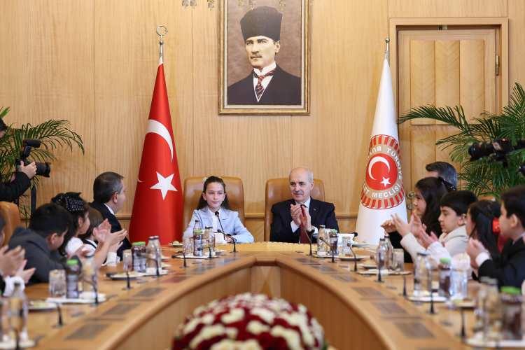 <p>K&ouml;klere bağlılığın &ouml;nemini de vurgulayan Kurtulmuş, <em><strong>"Bu millete, bu medeniyete, ailenize, &ccedil;evrenize, milletimizin milli değerlerine bağlı olmak her şeyden daha &uuml;stte olan &ouml;zelliktir. Bu &ouml;zelliğinize de inşallah sahip olacaksınız."</strong></em> dedi.</p>
