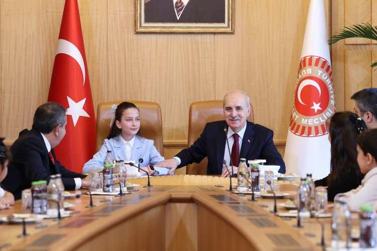 <p>TBMM&nbsp;Başkanı Kurtulmuş, daha sonra &ccedil;ocuklarla hatıra fotoğrafı &ccedil;ektirdi.</p>

<p>&nbsp;</p>
