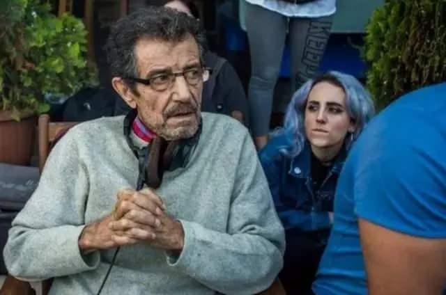 <p><strong>Şimdilerde 70'li yaşlarının ortasında olan Akman, o d&ouml;nemin bebek y&uuml;zl&uuml; ama k&ouml;t&uuml; kalpli karakterinden &ccedil;ok uzak bir g&ouml;r&uuml;nt&uuml; &ccedil;iziyor.&nbsp;</strong></p>
