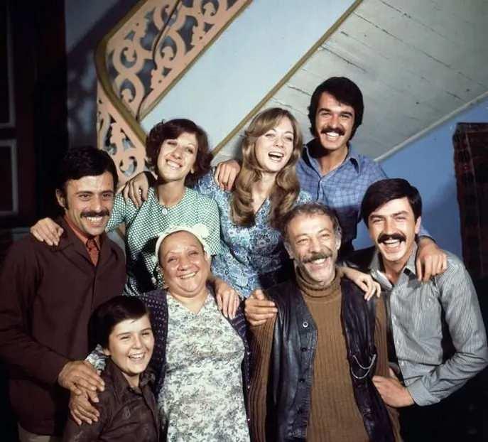 <p><strong>Sosyal medyada paylaşılan fotoğraflarıyla g&uuml;ndem olan usta oyuncu, şimdilerde daha sakin bir hayat s&uuml;r&uuml;yor. Sinemadan kopmayan Akman, hala &ccedil;eşitli projelerde yapımcı kimliğiyle boy g&ouml;stermeye devam ediyor.</strong></p>
