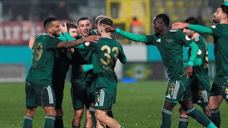 <p>3- Esenler Erokspor<br />
<br />
** TFF 1. LİG<br />
<br />
** 80 GOL</p>
