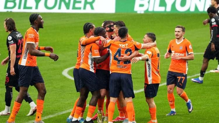 <p>** Başakşehir<br />
<br />
**&nbsp;S&Uuml;PER LİG<br />
<br />
** 48 GOL</p>
