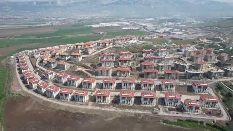 <p>Kahramanmaraş merkezli depremlerin ardından inşasına başlanan afet konutu ve iş yerlerinde hak sahiplerinin bor&ccedil;larını 31 Aralık tarihine kadar defaten &ouml;demeleri halinde konutlar i&ccedil;in y&uuml;zde 74, iş yerleri i&ccedil;in ise y&uuml;zde 48 oranında indirim uygulanacak.</p>
