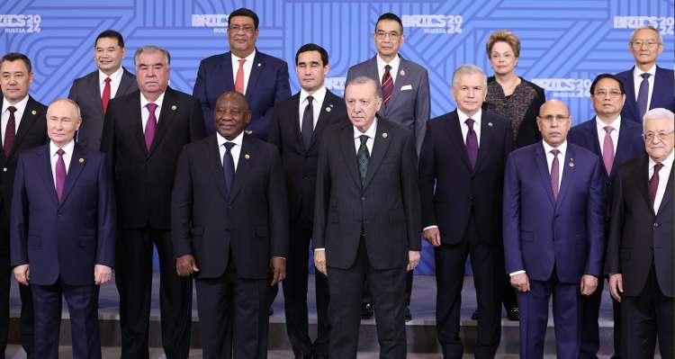 <p><span style="color:#B22222"><strong>2 BİN 8 KİŞİYE SORULDU</strong></span></p>

<p>Araştırma, T&uuml;rkiye genelinde 26 ilde yaşayan 18 yaş ve &uuml;zeri toplam 2 bin 8 kişiyle CATI (bilgisayar destekli telefon) y&ouml;ntemiyle ger&ccedil;ekleştirildi. &Ccedil;alışma, y&uuml;zde 95 g&uuml;ven d&uuml;zeyinde ve artı-eksi 2 hata payıyla hazırlandı.&nbsp;</p>
