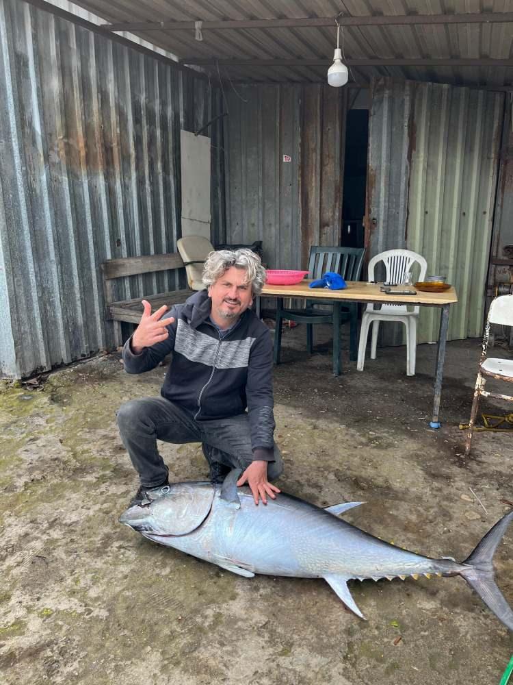 <p>&Ccedil;engel, oltasına takılan<span style="color:#A52A2A"><strong><em>&nbsp;60 kilogram ağırlığında </em></strong></span>ve bir bu&ccedil;uk metre uzunluğundaki&nbsp;orkinos balığını&nbsp;2 saat s&uuml;ren m&uuml;cadeleyle tekneye &ccedil;ıkardı.&nbsp;</p>
