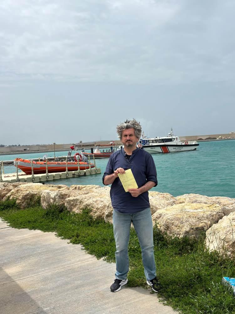 <p><span style="color:#A52A2A"><strong>AVLAMADAN &Ouml;NCE İL VE İL&Ccedil;E TARIM M&Uuml;D&Uuml;RL&Uuml;Ğ&Uuml;NE HABER VERİLMESİ GEREKİYOR&nbsp;</strong></span></p>

<p>&nbsp;</p>

<p><strong><em>&Ouml;ğrendiğim kadarıyla balığı yakaladıktan sonra il ve il&ccedil;e tarım m&uuml;d&uuml;rl&uuml;ğ&uuml;ne haber vermemiz gerekiyormuş.</em></strong></p>

<p>&nbsp;</p>

<p><strong><em>Ben bunu yapmadığım i&ccedil;in idari işlem yapıldı ve <span style="color:#A52A2A">hakkımda ceza yazıldı.</span> Siz balık&ccedil;ı dostlarımda bu kurala riayet ederseniz, b&ouml;yle bir balıkla karşılaşırsanız buna uymanız gerekiyor.&nbsp;</em></strong><span style="color:#A52A2A"><strong><em>L&uuml;tfen uyun, dikkat edin. </em></strong></span></p>

<p>&nbsp;</p>

<p><strong><em>G&uuml;zel, kıymetli bir balık. B&ouml;lgemizde nadir olabilecek bir t&uuml;r ve o da bana denk geldi. &Ccedil;ok mutluydum, &ccedil;ok heyecanlıydım ancak idari işlem sonrasında bu mutluluğum &uuml;z&uuml;nt&uuml;ye d&ouml;n&uuml;şt&uuml;. </em></strong></p>

<p>&nbsp;</p>

<p><strong><em>&Ccedil;ok &uuml;z&uuml;l&uuml;yorum şu an, cezanın iptal edilmesini talep ediyorum. Gerekli itirazı da yapacağım. Y&uuml;zlerce telefon, y&uuml;zlerce mesaj aldım. Tebrik ettiler, benimle gurur duyduklarını s&ouml;ylediler. Arkadaşlarım, yeğenlerim, &ccedil;evremde herkes &ccedil;ok mutlu oldular."</em></strong></p>
