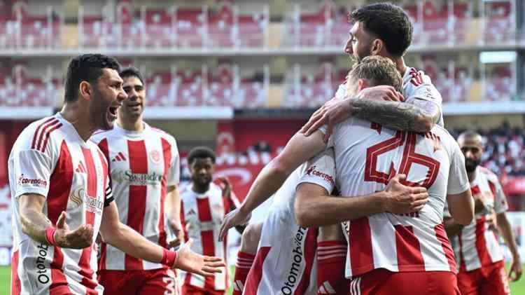 <p>14. Antalyaspor</p>

<p>Şu an puanı: 28</p>

<p>Tahmini sezon sonu puanı: 33</p>
