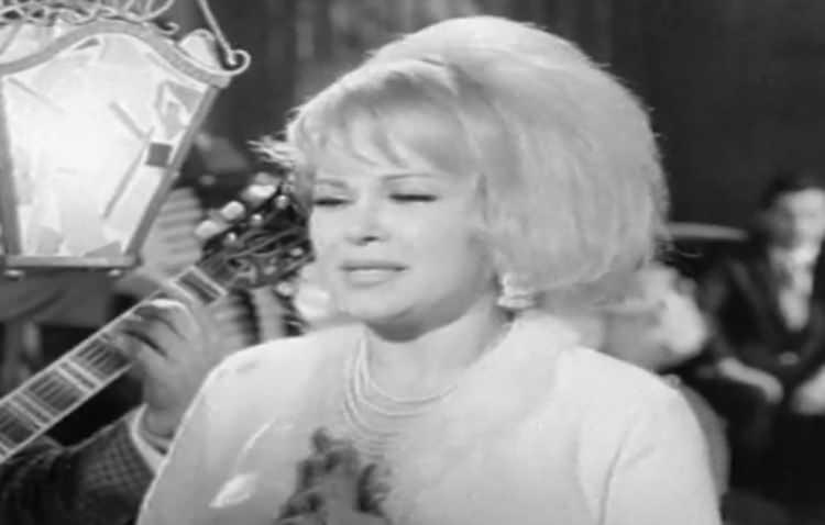 <p><strong>"Tatlı Meleğim", "Yaşamak Bu Değil", Yuvasız Kuşlar" gibi T&uuml;rk sinemasına damga vuran yapımlarda rol alan Suzan Avcı, g&uuml;zelliği ve entrikacı rolleriyle unutulmaz performanslara imza attı.</strong></p>
