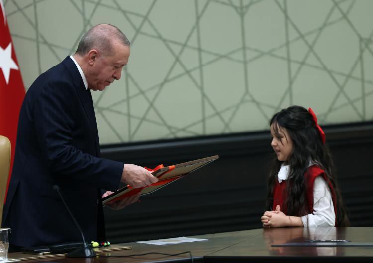 <p>Cumhurbaşkanı Recep Tayyip Erdoğan, 23 Nisan Ulusal Egemenlik ve &Ccedil;ocuk Bayramı dolayısıyla &ccedil;ocukları kabul&uuml;nde, "Sizin gibi yavrularımızla her buluşmamızda T&uuml;rkiye'nin aydınlık geleceğine olan inancım daha da artıyor, g&uuml;&ccedil;leniyor. &Ccedil;&uuml;nk&uuml; ileride bu koltuklarda sizler oturacak, bu makamlara inşallah sizler geleceksiniz. &Uuml;stlendiğiniz g&ouml;revlerde &uuml;lkenize ve milletinize en g&uuml;zel şekilde hizmet edeceksiniz." dedi.</p>
