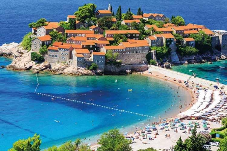 <p><strong>2010 yılında Avrupa Birliği'ne katılmak i&ccedil;in resmi başvuruda bulunan ve yaklaşık 623 bin n&uuml;fusa sahip olan Karadağ, &uuml;yelik s&uuml;recinde &ouml;nemli bir aşamaya ulaştı.&nbsp;</strong></p>
