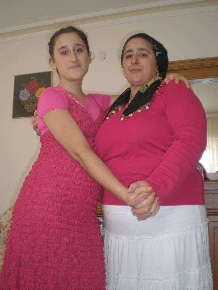 <p>Kızının kaybolduğu g&uuml;n&uuml; anlatırken g&ouml;zyaşlarına hakim olmakta zorlanan anne Fatma Toyguncu, Melike'nin kaybolduğunda hen&uuml;z 14 yaşına yeni girdiğini belirterek, <strong><em>"Melike'm 14 yaşına yeni girmişti. 2011 yılının 18 Ocak tarihinde ablasına YGS formu almaya gitti. Ekmeği, formu almış. O g&uuml;n bug&uuml;nd&uuml;r ne yavrum beni g&ouml;rd&uuml;, ne ben yavrumu g&ouml;rd&uuml;m. </em></strong></p>

<p>&nbsp;</p>

<p><strong><em><span style="color:#A52A2A">D&ouml;rt kişi tarafından benim yavrum alıkonuldu. Bir binanın bodrum katına kapatıldı. Aylarca işkencelere maruz kaldı.</span> Yasaklı madde kullanan kişilerin arasında kaldı. Orada &ccedil;ok k&ouml;t&uuml;l&uuml;kler yaşandı. Ev 6 ay sonra bulundu. </em></strong></p>

<p>&nbsp;</p>

<p><strong><em>O evde yavrumun sa&ccedil; telleri, tokası, tiş&ouml;rt&uuml; bulundu. DNA'ları bizimdi. Ben o g&uuml;n bug&uuml;nd&uuml;r 15 yıldır yavrumun arkasındayım. Hi&ccedil;bir zaman m&uuml;cadelemi bırakmadım."</em></strong> diye konuştu.</p>
