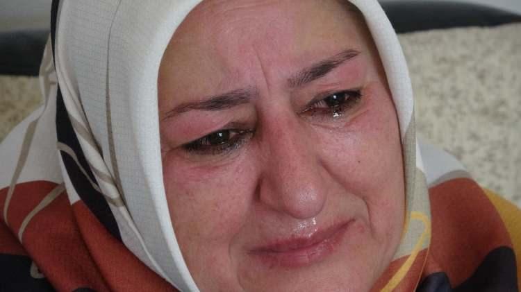 <p>Yargılama s&uuml;recinde bazı sanıkların tahliye edilmesine tepki g&ouml;steren anne Toyguncu, kızının akıbeti bilinmeden verilen kararların kendisini daha da yaraladığını s&ouml;yledi.</p>

<p>&nbsp;</p>

<p>Toyguncu, <strong><em>"G&uuml;n&uuml; geldi mahkemeler kuruldu. Sanıklardan ikisi cezaevine atıldı. <span style="color:#A52A2A">C.Y. adlı kişi 4 ay &ouml;nce serbest bırakıldı. Daha benim yavrum bulunmadan, yavrumun akıbeti belli olmadan bu insanlar dışarı nasıl &ccedil;ıkarılıyor?</span> Belki M.A. da &ccedil;ıkarılacak dışarı. Benim yavrumun nerede olduğu &ouml;ğrenilmeden, bulunmadan, benim yavrum bana teslim edilmeden neden &ccedil;ıkarılıyor? </em></strong></p>

<p>&nbsp;</p>

<p><strong><em>Ka&ccedil; tane daha Melike'nin canı yanacak? Ka&ccedil; tane daha Melike yok olacak, ziyan olacak? Ben şimdi bunun peşindeyim. Allah evlat acısını hi&ccedil;bir anneye tattırmasın. D&uuml;şmanıma dahi tattırmasın diyorum. Biz &ccedil;ok acı &ccedil;ektik. M&uuml;cadelemizi hi&ccedil; bırakmadık. Yine de bırakmamaya kararlıyım."</em></strong> dedi.</p>
