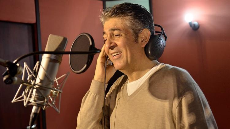 <p><strong>Duygu y&uuml;kl&uuml; sesi, g&uuml;&ccedil;l&uuml; yorumu ve &ouml;rnek kişiliğiyle milyonların sevgisini kazanan Murat G&ouml;ğebakan, gen&ccedil; yaşta kansere yenik d&uuml;şerek yaşamını yitirdi.</strong></p>
