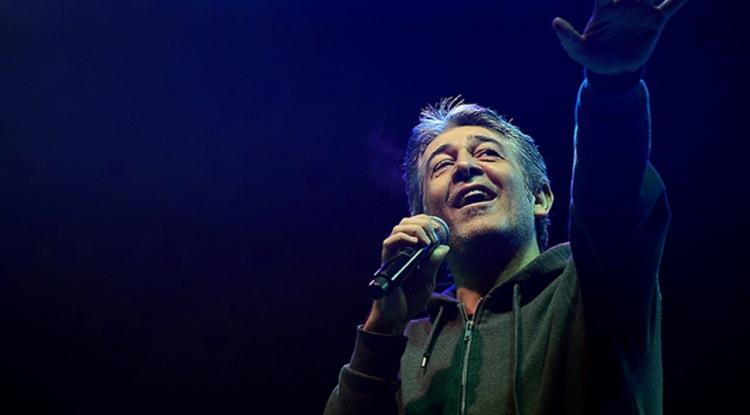 <p><span style="color:#B22222"><em><strong>"Ay Y&uuml;zl&uuml;m", "Kalbim Yaralı",&nbsp; "Vurgunum" ve "Ben Sana Aşık Oldum" gibi unutulmaz eserlerle hafızalara kazınan Murat G&ouml;ğebakan'ın hayat &ouml;yk&uuml;s&uuml; y&uuml;reklere dokunuyor. &Ouml;l&uuml;m&uuml;yle t&uuml;m T&uuml;rkiye'yi yasa boğan ve "Sevgi Adamı" lakabıyla bilinen G&ouml;ğebakan'ın bilinmeyenleri...</strong></em></span></p>
