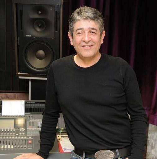 <p><span style="color:#FF0000"><strong>"OĞLUM KANSERİ YENDİ AMA İHANETİ YENEMEDİ!"</strong></span></p>

<p><strong>L&ouml;semi ve &ouml;zel hayatındaki zorluklara g&ouml;ğ&uuml;s geren &uuml;nl&uuml; sanat&ccedil;ı, 2014 yılında vefat etti. Gen&ccedil; yaşında vefat eden &uuml;nl&uuml; sanat&ccedil;ının annesi, boşanma konusuna ilişkin yaptığı a&ccedil;ıklamasında ise "Oğlum kanseri yendi ama ihaneti yenemedi, eşi Sema Bekmez'in hasta yatağında ihanetini &ouml;ğrenince tedaviyi reddetti, &ouml;l&uuml;m&uuml; se&ccedil;ti" demişti.</strong></p>
