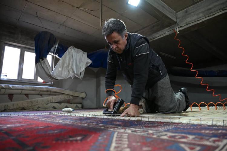 <p>Halılar, yaklaşık 10 g&uuml;n boyunca trafik altında tutulurken; belirli aralıklarla ters &ccedil;evrilerek her iki y&uuml;z&uuml;n&uuml;n de eşit şekilde eskitilmesi sağlanıyor.&nbsp;</p>
