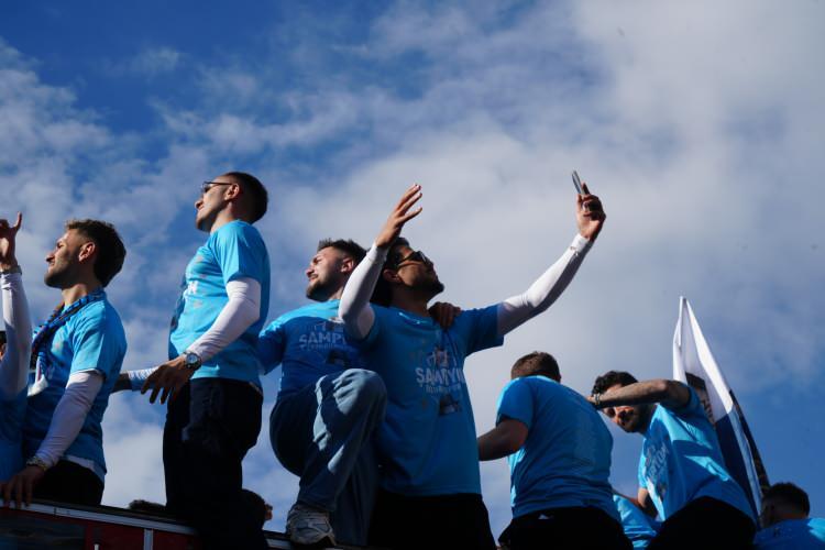 <p>Erzurumspor FK'lı futbolcular, Teknik Direkt&ouml;r Serkan &Ouml;zbalta ve Kul&uuml;p Başkanı Ahmet Dal, tesislerden &uuml;st&uuml; a&ccedil;ık otob&uuml;sle hareket ederek şehir turu attı, şampiyonluğu taraftarlarla paylaştı.</p>
