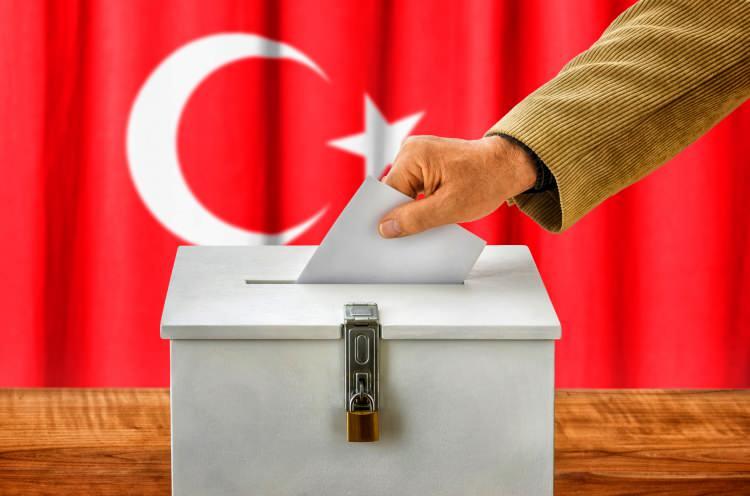 <p>Araştırma sonu&ccedil;larına g&ouml;re AK Parti y&uuml;zde 35,3 ile birinci parti konumunu korurken, CHP y&uuml;zde 30,5 ile ikinci sırada yer aldı.&nbsp;</p>
