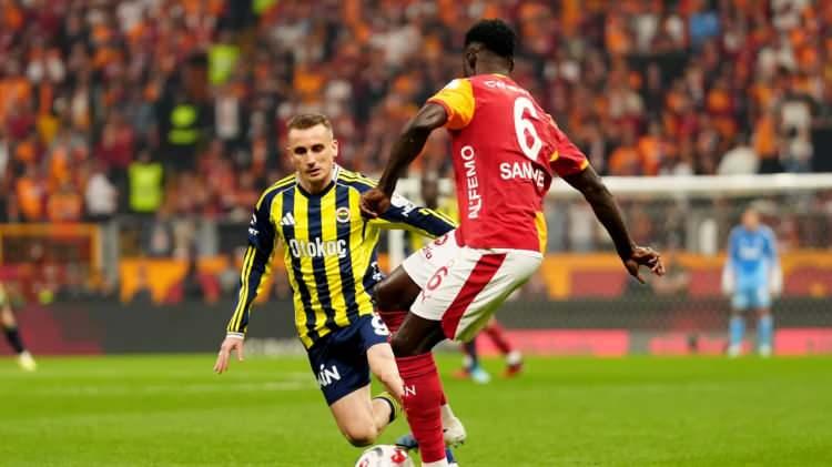 <p><strong>Galatasaray ve Fenerbah&ccedil;e arasında d&uuml;n akşam oynanan dev derbi adeta nefesleri keserkenti.&nbsp;</strong></p>
