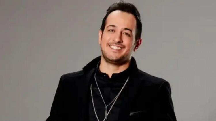 <p><strong>"Avrupa Yakası", "Kavak Yelleri", "Jet Sosyete" ve "&Ouml;l&uuml;ml&uuml; D&uuml;nya" gibi unutulmaz yapımlarda başarılı oyunculuğu ile dikkat &ccedil;eken &uuml;nl&uuml; oyuncu Sarp Apak, katıldığı bir programda yaptığı &ccedil;arpıcı a&ccedil;ılama ile sosyal medyanın g&uuml;ndemine oturdu.</strong></p>
