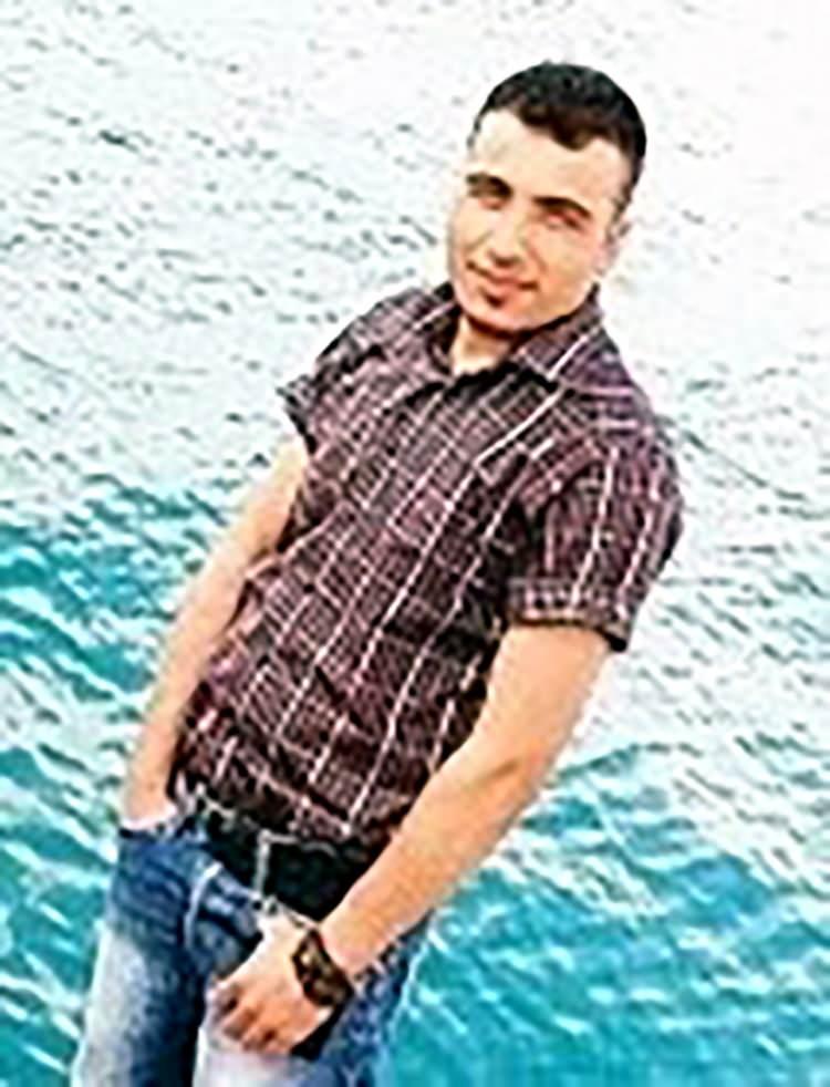 <p><span style="color:#A52A2A"><strong>BİR G&Uuml;N ARAYLA CESETLERİ BULUNDU&nbsp;</strong></span></p>

<p>&nbsp;</p>

<p>&Ccedil;iftin aileleri polise giderek kayıp başvurusunda bulundu. Bir g&uuml;n sonra mahalledeki narenciye iş&ccedil;ileri, U&ccedil;ar&rsquo;ın otomobilini sulama kanalında buldu.</p>

<p>&nbsp;</p>

<p>İhbar &uuml;zerine b&ouml;lgeye sevk edilen polis ekipleri, yaklaşık 20 kilometre uzakta elleri arkadan plastik kelep&ccedil;eyle bağlanmış halde Jale S&uuml;rer&rsquo;in cesedini buldu.</p>

<p>&nbsp;</p>

<p>1 g&uuml;n sonra ise yakın bir noktada başından silahla vurulduğu anlaşılan Hakan U&ccedil;ar&rsquo;ın cesedine ulaşıldı.</p>
