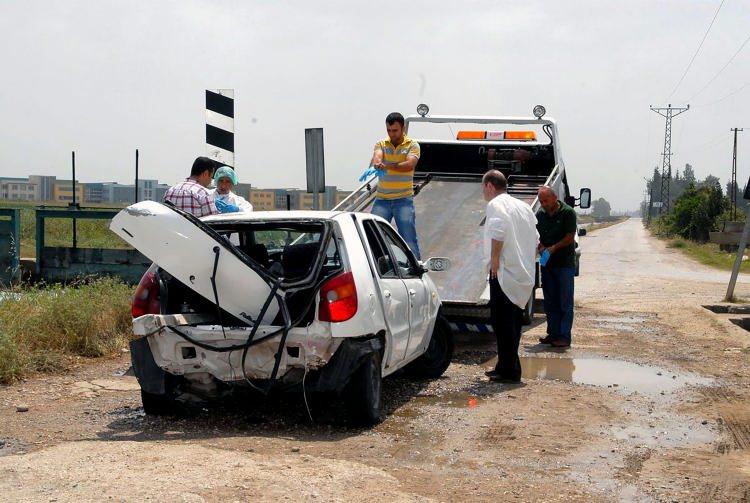 <p><span style="color:#A52A2A"><strong>16 YILDIR CİNAYET AYDINLATILAMADI&nbsp;</strong></span></p>

<p>&nbsp;</p>

<p>Otomobilin bulunduğu yerin yakınındaki yolda kan izlerine rastlayan Cinayet B&uuml;ro Amirliği ekipleri, delil &ccedil;alışması yaptı.</p>

<p>&nbsp;</p>

<p>Otomobili sudan &ccedil;ıkarıp, &ccedil;ekiciyle emniyet otoparkına g&ouml;t&uuml;ren polis, ara&ccedil;ta da inceleme yaptı. Jale S&uuml;rer ve Hakan U&ccedil;ar&rsquo;ın cenazeleri, Adana Adli Tıp Kurumu&rsquo;ndaki otopsilerinin ardından aileleri tarafından teslim alınarak, toprağa verildi.</p>

<p>&nbsp;</p>

<p>Cinayet dedektifleri olayla ilgili araştırma yapsa da <span style="color:#A52A2A"><strong><em>16 yıldır S&uuml;rer ve U&ccedil;ar'ın kim ya da kimler tarafından &ouml;ld&uuml;r&uuml;ld&uuml;klerine dair</em></strong></span> hi&ccedil;bir ize ulaşamadı.</p>
