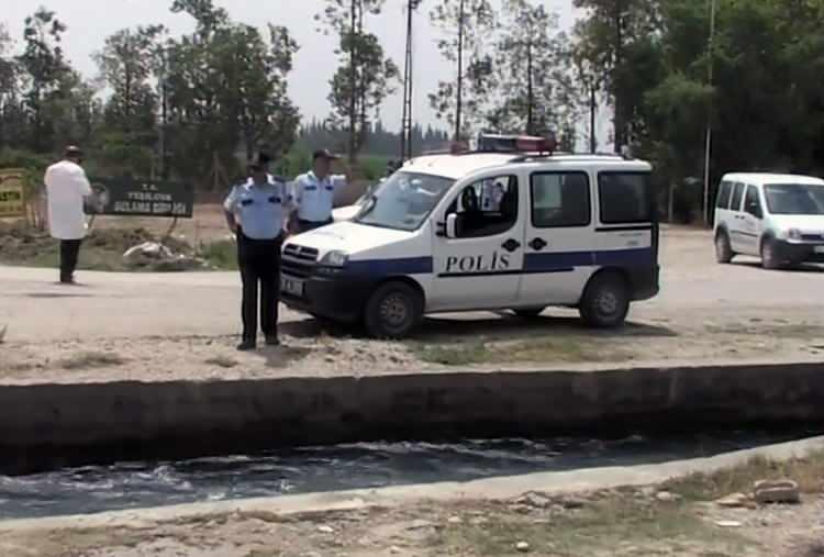 <p>Başta Hakan U&ccedil;ar&rsquo;dan ş&uuml;phelendiklerini belirten Kazım S&uuml;rer, <strong><em>&ldquo;Kızımızın cesedinin bulunmasından bir g&uuml;n sonra <span style="color:#A52A2A">Hakan&rsquo;ın da cesedi silahla vurulmuş şekilde bulundu. Onun da elleri bağlıydı.</span> Eşim ve oğlum bir s&uuml;re &ouml;nce katillerin bulunması i&ccedil;in bir televizyon programına gitti. Oradayken Hakan&rsquo;ın ailesi arayıp, &lsquo;Biz programa &ccedil;ıkmadık, siz neden &ccedil;ıkıyorsunuz?&rsquo; diye tepki g&ouml;stererek, st&uuml;dyodan ayrılmasını istediler. Eşim ve oğlum da d&ouml;nd&uuml; ve o g&uuml;nden sonra bu konunun &uuml;zerine d&uuml;şmedik.&rdquo; </em></strong>dedi.</p>
