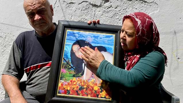 <p><span style="color:#A52A2A"><strong>"HAYALLERİ VARDI, YARIM KALDI"</strong></span></p>

<p>&nbsp;</p>

<p>Haberlerde faili me&ccedil;hul dosyaların yeniden a&ccedil;ıldığını g&ouml;r&uuml;nce umutlandıklarını ifade eden S&uuml;rer, <strong><em>&ldquo;Kızımın hayalleri vardı, yarım kaldı. &Ouml;n&uuml;nde uzun bir &ouml;m&uuml;r vardı. Hakan ile evliliğe adım atacaklardı. İnşallah bizim kızımızın dosyası da a&ccedil;ılır diye d&uuml;ş&uuml;n&uuml;yorduk. Bir an &ouml;nce olay neyse, su&ccedil;lu kimse bulunsun istiyoruz.&rdquo;</em></strong> diye konuştu.</p>
