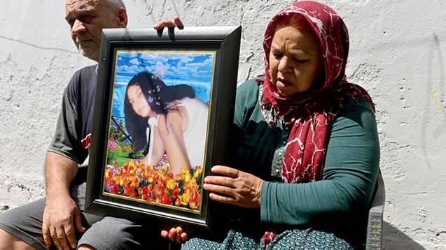 <p>Adana'da 2010'da erkek arkadaşı Hakan U&ccedil;ar (23) ile birlikte elleri plastik kelep&ccedil;eyle arkadan bağlanmış halde sulama kanalında cesedi bulunan otob&uuml;s hostesi <span style="color:#A52A2A"><strong><em>Jale S&uuml;rer'in (21)</em></strong></span> cinayet ş&uuml;phelileri o g&uuml;nden bu yana bulunamadı. 16 yıllık faili me&ccedil;hul cinayet dosyasında yeni umut.&nbsp;</p>
