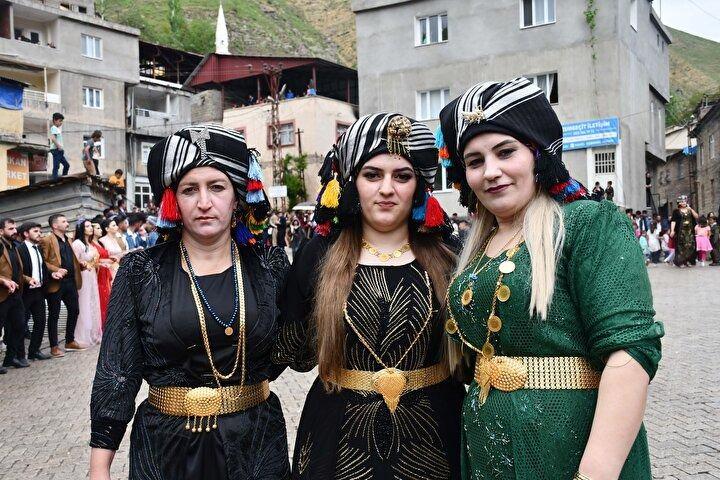 <p><em><strong>Bizim aşiretin alanı &ccedil;ok b&uuml;y&uuml;k, gen&ccedil;lerin d&uuml;ğ&uuml;nlerde kolaylaştırıcı kararları alındı. Uzunge&ccedil;it beldesinde herkesin katılımıyla gen&ccedil;lerin evlenmesi i&ccedil;in &ouml;nemli kararlar alınmıştır. 70 gram altın alınması kararı alındı. Gelin ve damat dış &ccedil;ekimler i&ccedil;in uzaklara gitmesin dedik. Hem dinimizde hem de k&uuml;lt&uuml;r&uuml;m&uuml;zde gen&ccedil;lerin kolay şekilde evlenmesi i&ccedil;in bazı konularda sınırlandırma getirdik. Diğer anlamda orkestra ve kamera ekipleri uygun bir b&uuml;t&ccedil;eyle ayarlandı. &Ouml;zellikle dış &ccedil;ekim ve belde dışına gidilmesi cep telefonu makas kesme parası gibi şeyler kaldırıldı. İmamlar, muhtarlar ve k&ouml;yl&uuml;ler ortak bir karar aldık. Yılda 50 d&uuml;ğ&uuml;n oluyor ciddi bir masraf yapılıyordu, &ouml;n&uuml;ne ge&ccedil;miş olduk.&nbsp;</strong></em></p>
