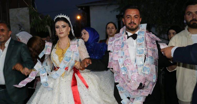 <p>Gelinlik ya da nişan elbisesi dışarıdan getirilmeyecek, yerel esnaftan alınacak bu kurallara uymayanların hi&ccedil; bir şekilde d&uuml;ğ&uuml;nlerine katılım sağlanmayacak.&rsquo;&rsquo;</p>
