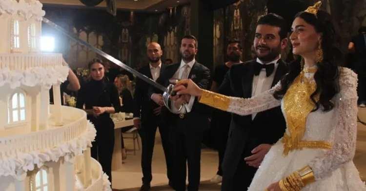 <p><em><strong>Tam tersine bizim k&uuml;lt&uuml;r&uuml;m&uuml;z&uuml;n ana omurgası kadınlardır. D&uuml;ğ&uuml;nlerde kadınlarımız i&ccedil;in halay başı &ccedil;ekilmeyecek gibisinden bir kararı almadık. Gen&ccedil;lerimiz ve kadınlarımız bizim i&ccedil;in kıymetlidir. Asla biz kadını &ouml;tekileştirmedik başımızın tacıdır. Her manada kadınlarımızın başımızın &uuml;st&uuml;nde yeri vardır. Goyan aşireti olarak kadınlarımız bizim &ccedil;ok değerlidir&rsquo;&rsquo;&nbsp;</strong></em>dedi.</p>
