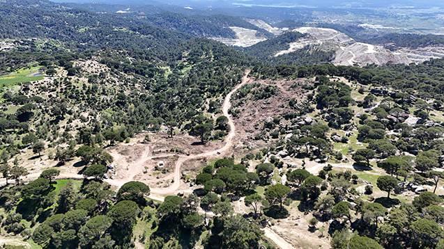 <p>&Ccedil;ocukluğunun yayladaki taş evde ge&ccedil;tiğini ve alanın babasından kaldığını belirten 94 yaşındaki Salih Arslan ise firma tarafından hafriyat d&ouml;k&uuml;m sahası olarak kullanılacak olan alanın kendilerine ait olduğunu ve tapusu olan bir alan &uuml;zerinde kendilerinin rızası dışında bu şekilde bir tasarruf olmasına anlam veremediklerini s&ouml;yledi.&nbsp;</p>
