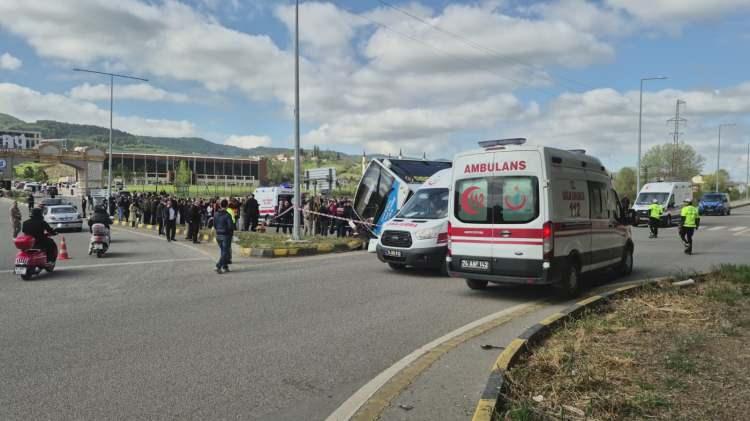 <p>Bartın &Uuml;niversitesi Kutlubay Kamp&uuml;s&uuml; &ouml;n&uuml;nde seyir halinde olan H.K. idaresindeki 74 HO 1053 plakalı halk otob&uuml;s&uuml;, İ.&Ccedil;. y&ouml;netimindeki 06 FEB 298 plakalı otomobilin &uuml;zerine devrildi.&nbsp;</p>
