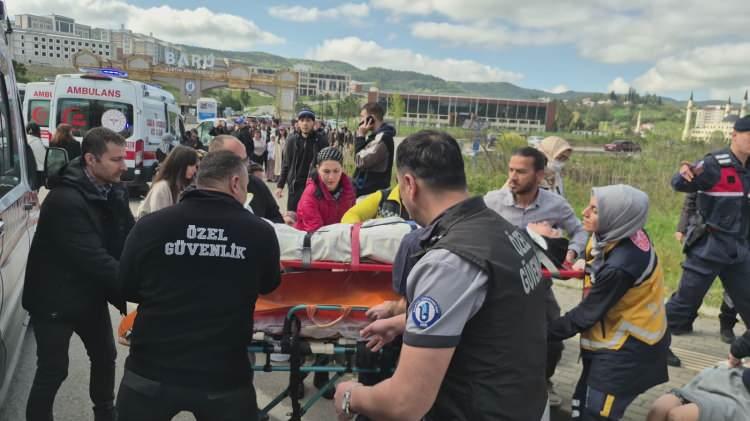 <p>Otob&uuml;steki yolcular b&uuml;y&uuml;k panik yaşarken, ihbar &uuml;zerine olay yerine &ccedil;ok sayıda sağlık, itfaiye ve polis ekibi sevk edildi.</p>
