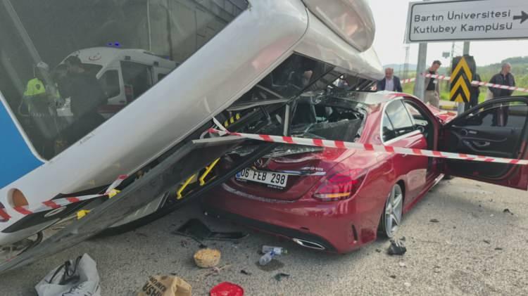 <p><strong><span style="color:rgb(178, 34, 34)">44 KİŞİ YARALANDI</span></strong></p>

<p>Sağlık ekiplerinin ilk belirlemelerine g&ouml;re kazada 44 kişi yaralandı.&nbsp;</p>
