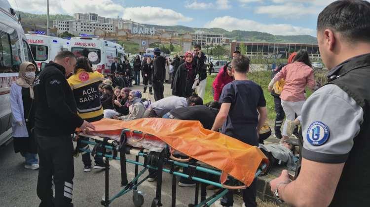 <p>Yaralılardan 32'si olay yerindeki ilk m&uuml;dahalelerinin ardından ambulanslarla &ccedil;evre hastanelere kaldırılarak tedavi altına alındı.&nbsp;</p>
