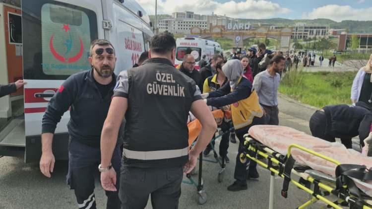 <p>V&uuml;cutlarının &ccedil;eşitli yerlerinde hafif yaralar bulunan 12 kişi ise sağlık ekiplerinin m&uuml;dahalesinin ardından hastaneye gitmeyi reddederek taburcu edildi.</p>

<p>&nbsp;</p>
