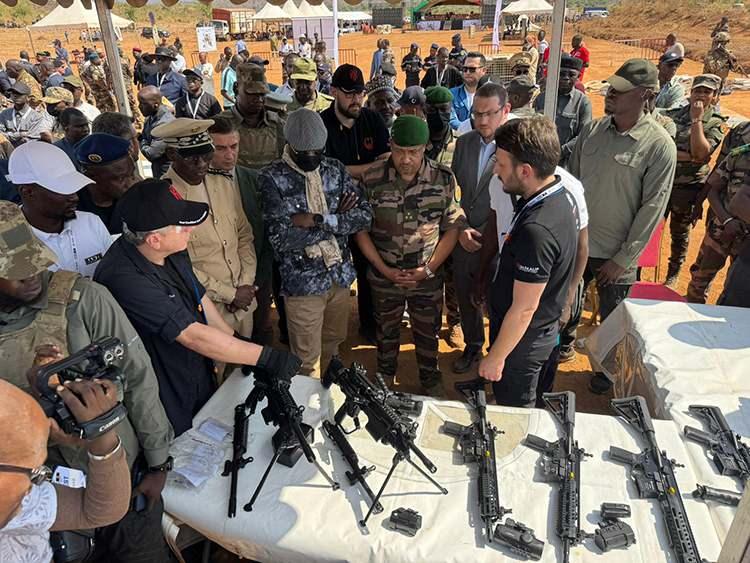 <p><span style="color:#B22222"><strong>BATI ŞEMSİYESİ K&Ouml;RFEZ'İ KORUYAMADI</strong></span></p>

<p>ABD ve İran arasındaki ateşkes pamuk ipliğine bağlı olsa da devam ediyor. Ancak b&ouml;lgede sıcak &ccedil;atışma ihtimali halen &ccedil;ok y&uuml;ksek.<br />
Ateşkes sırasında en sık konuşulan konulardan biri de uzun yıllardır y&uuml;zlerce milyar dolar &ouml;deyip Batı &uuml;lkelerinin savunma şemsiyesi altına sığınan K&ouml;rfez &uuml;lkelerinin durumu oldu.&nbsp;</p>
