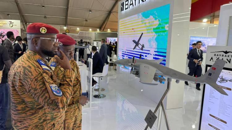 <p><span style="color:#B22222"><strong>AFRİKA &Uuml;LKELERİ K&Ouml;RFEZ &Uuml;LKELERİNDEN DERS ALDI</strong></span></p>

<p>K&ouml;rfez&rsquo;in i&ccedil;ine d&uuml;şt&uuml;ğ&uuml; bu durum sadece b&ouml;lge &uuml;lkelerinde değil &ccedil;ok farklı coğrafyalarda da bir farkındalık oluşturdu. Son yıllarda savunma sanayii &uuml;r&uuml;nlerine &ouml;nemli yatırımlar yapan Afrika &uuml;lkeleri de bunlardan biri.</p>
